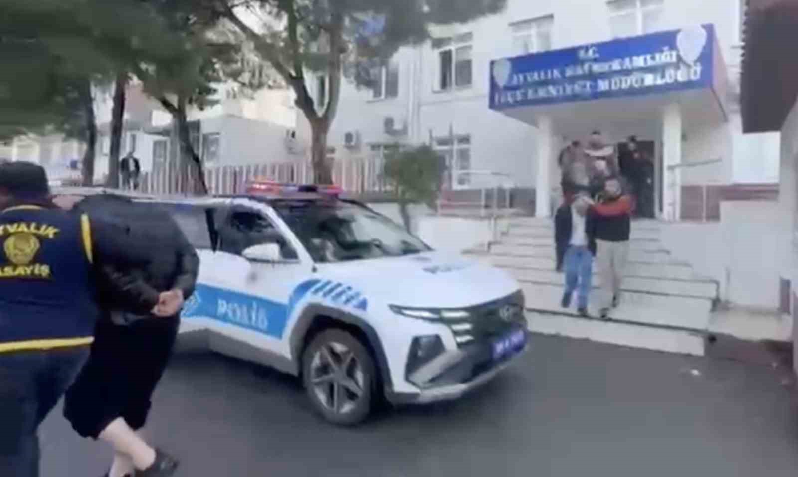 Ayvalık Polisinden sağanak yağmur altında göçmen avı
Ayvalık Polisinden sağanak yağmur altında göçmen avı