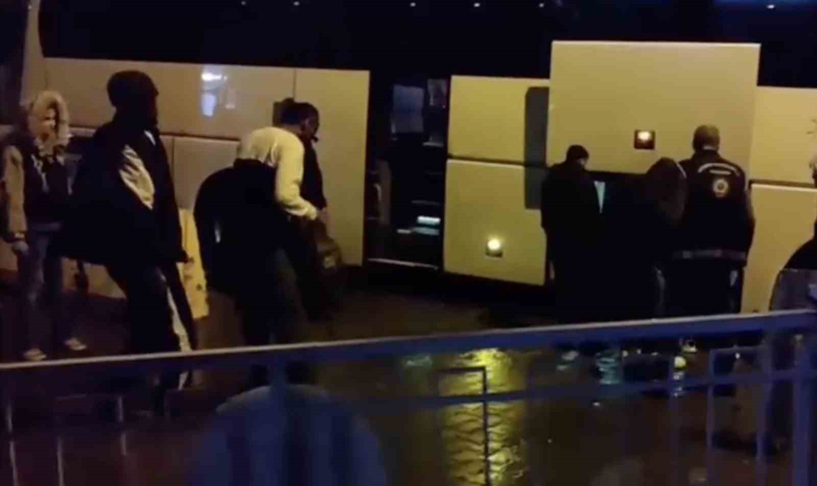 Ayvalık Polisinden sağanak yağmur altında göçmen avı
Ayvalık Polisinden sağanak yağmur altında göçmen avı