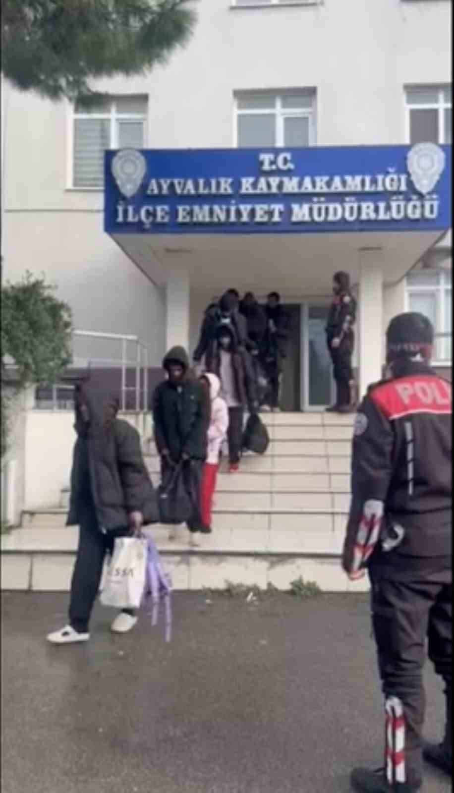 Ayvalık Polisinden sağanak yağmur altında göçmen avı
Ayvalık Polisinden sağanak yağmur altında göçmen avı