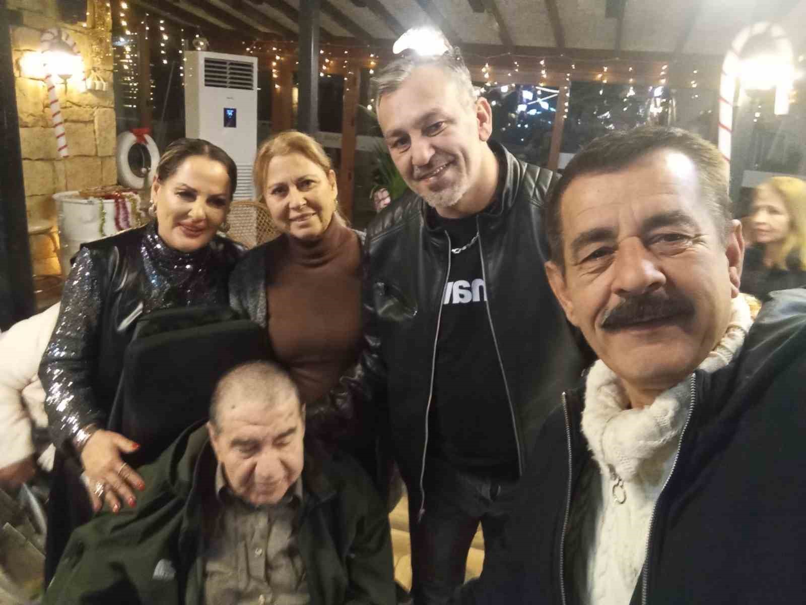 Ayvalıklı sanatçılar Kocabıyık ve Özalp’ten yaşlılara erken yeni yıl kutlaması
