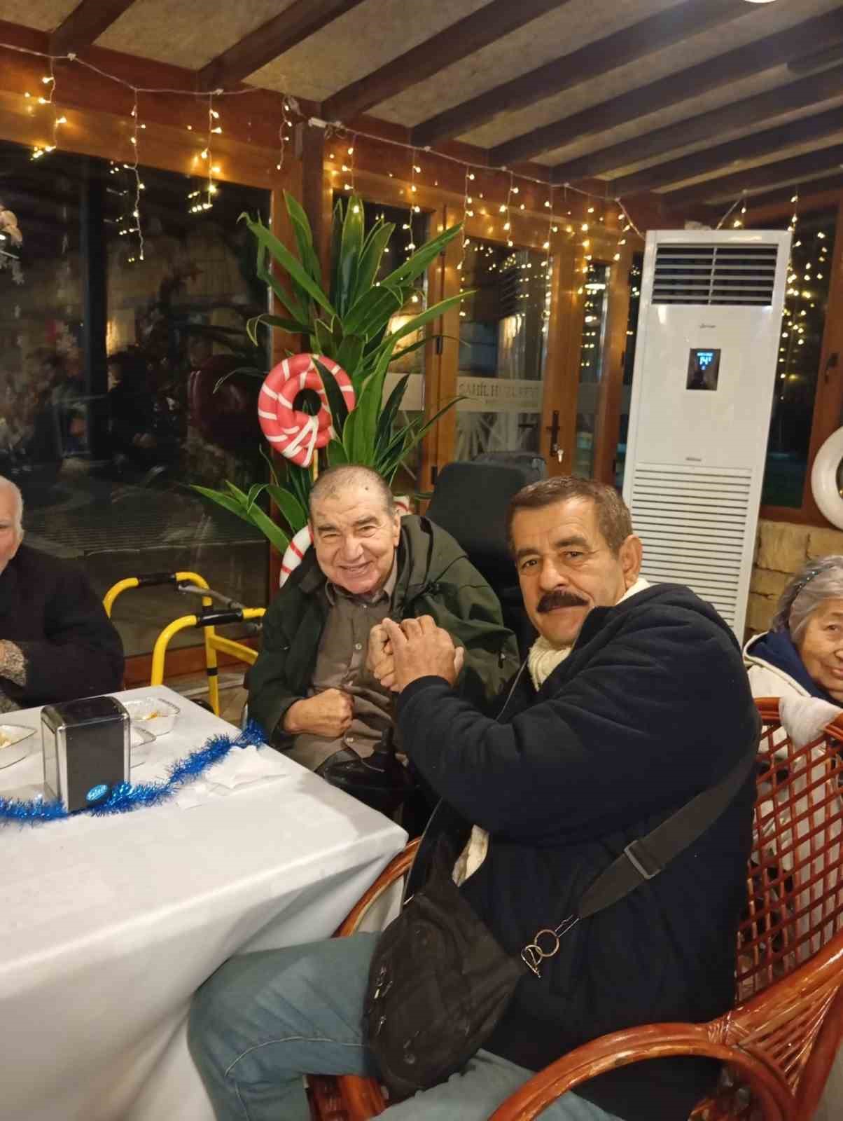 Ayvalıklı sanatçılar Kocabıyık ve Özalp’ten yaşlılara erken yeni yıl kutlaması
