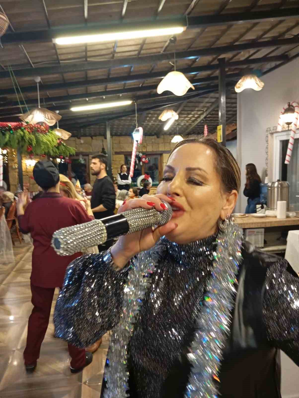 Ayvalıklı sanatçılar Kocabıyık ve Özalp’ten yaşlılara erken yeni yıl kutlaması
