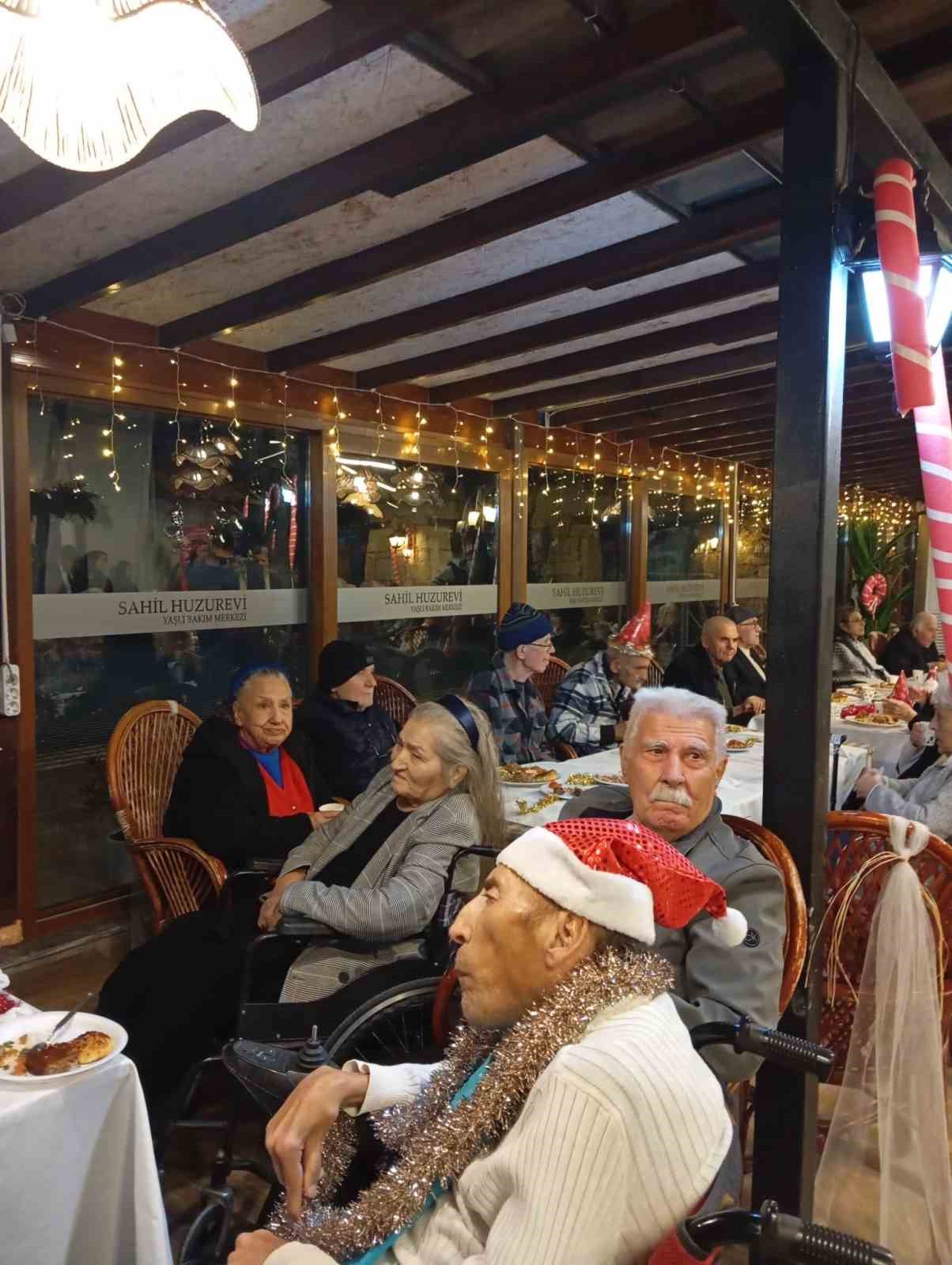 Ayvalıklı sanatçılar Kocabıyık ve Özalp’ten yaşlılara erken yeni yıl kutlaması
