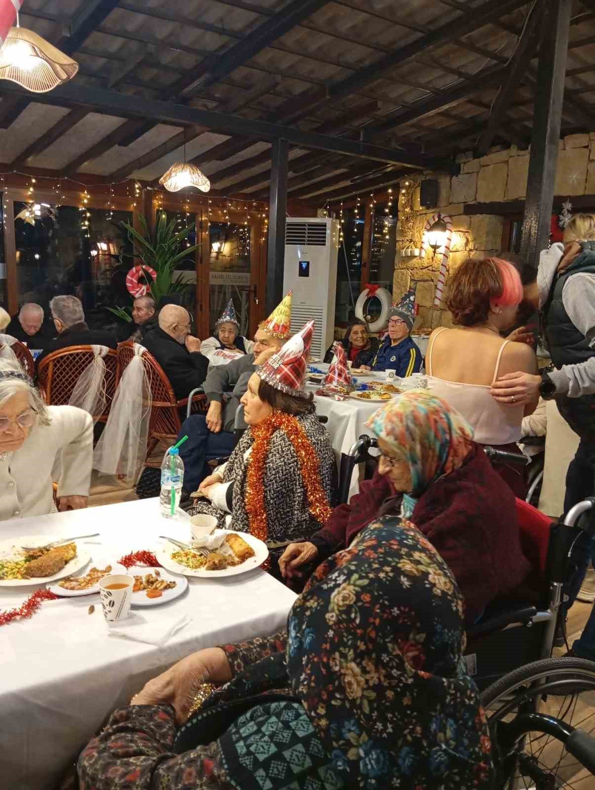 Ayvalıklı sanatçılar Kocabıyık ve Özalp’ten yaşlılara erken yeni yıl kutlaması
