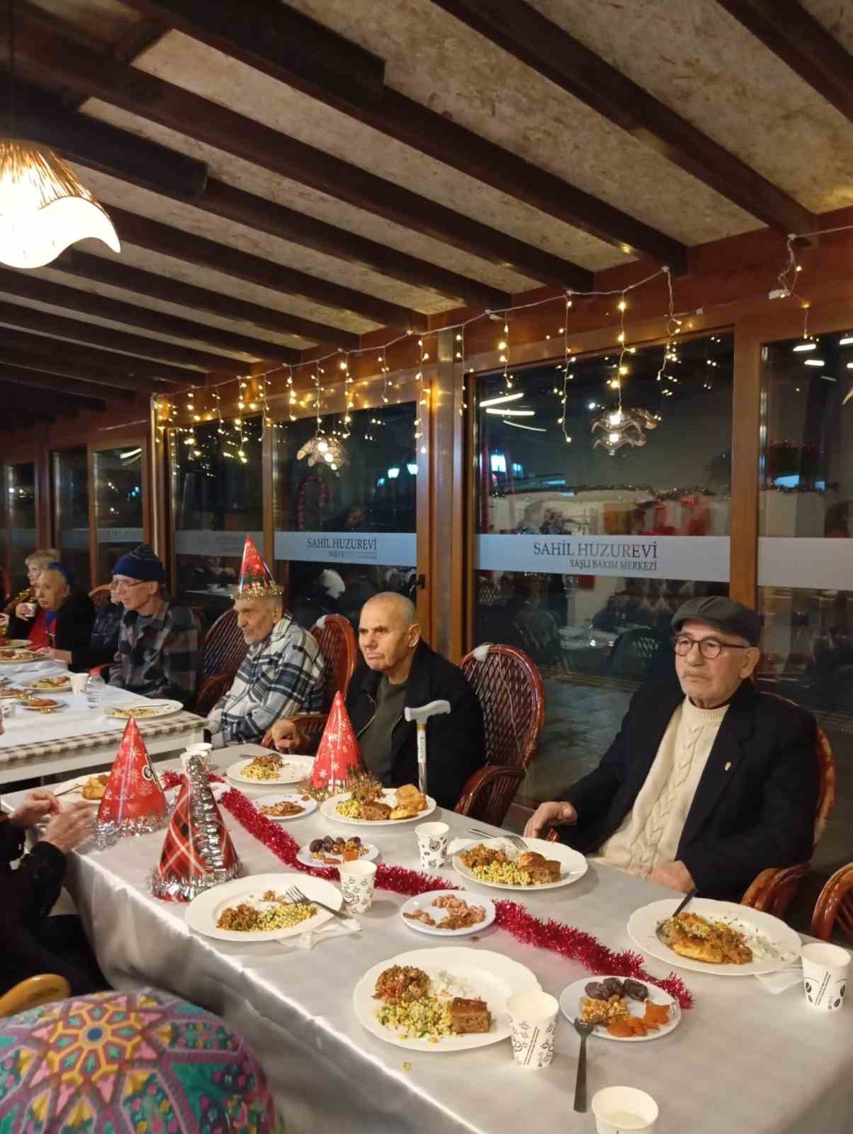 Ayvalıklı sanatçılar Kocabıyık ve Özalp’ten yaşlılara erken yeni yıl kutlaması
