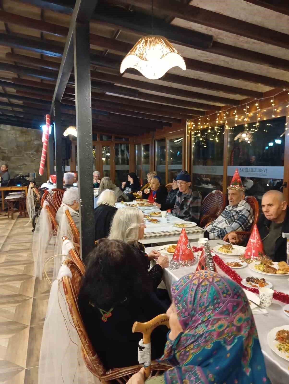 Ayvalıklı sanatçılar Kocabıyık ve Özalp’ten yaşlılara erken yeni yıl kutlaması
