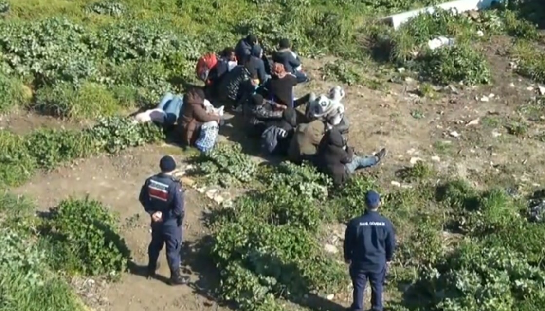 Ayvalık’ta 3’ü çocuk 25 göçmen yakalandı
