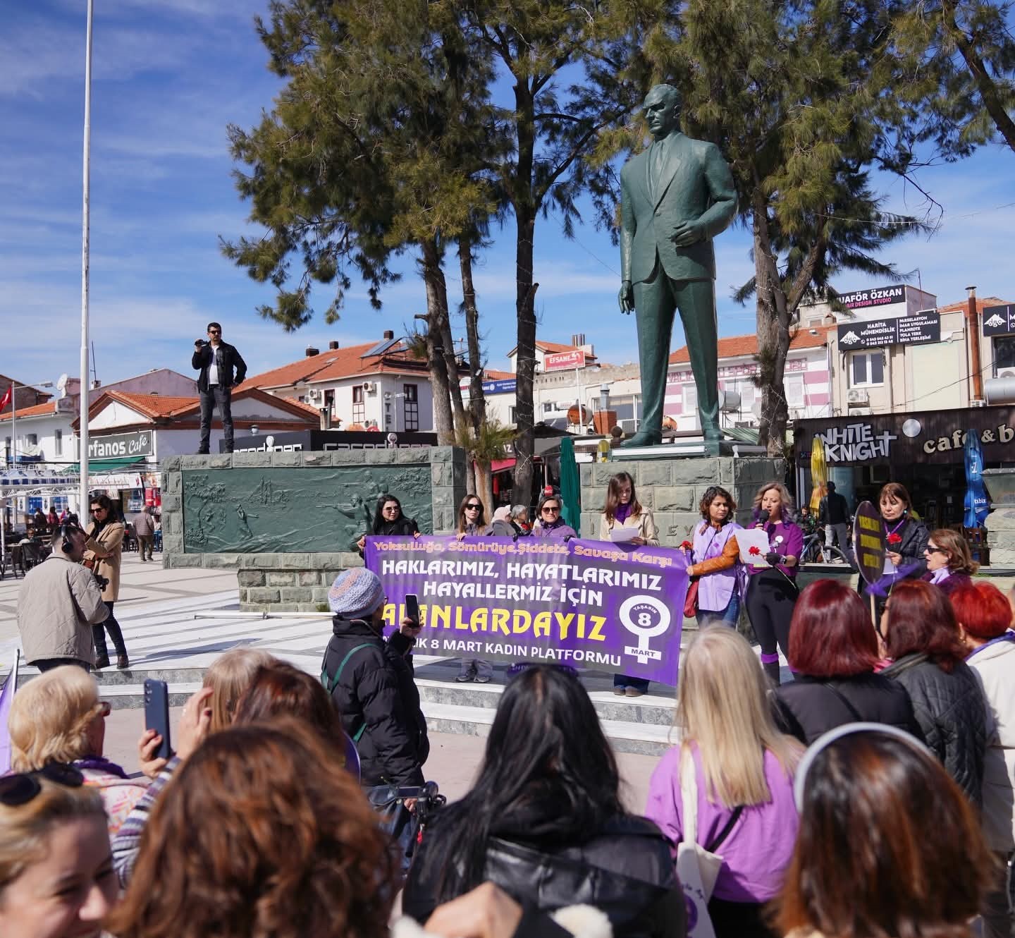 Ayvalık’ta 8 Mart yürüyüşüne yoğun katılım

