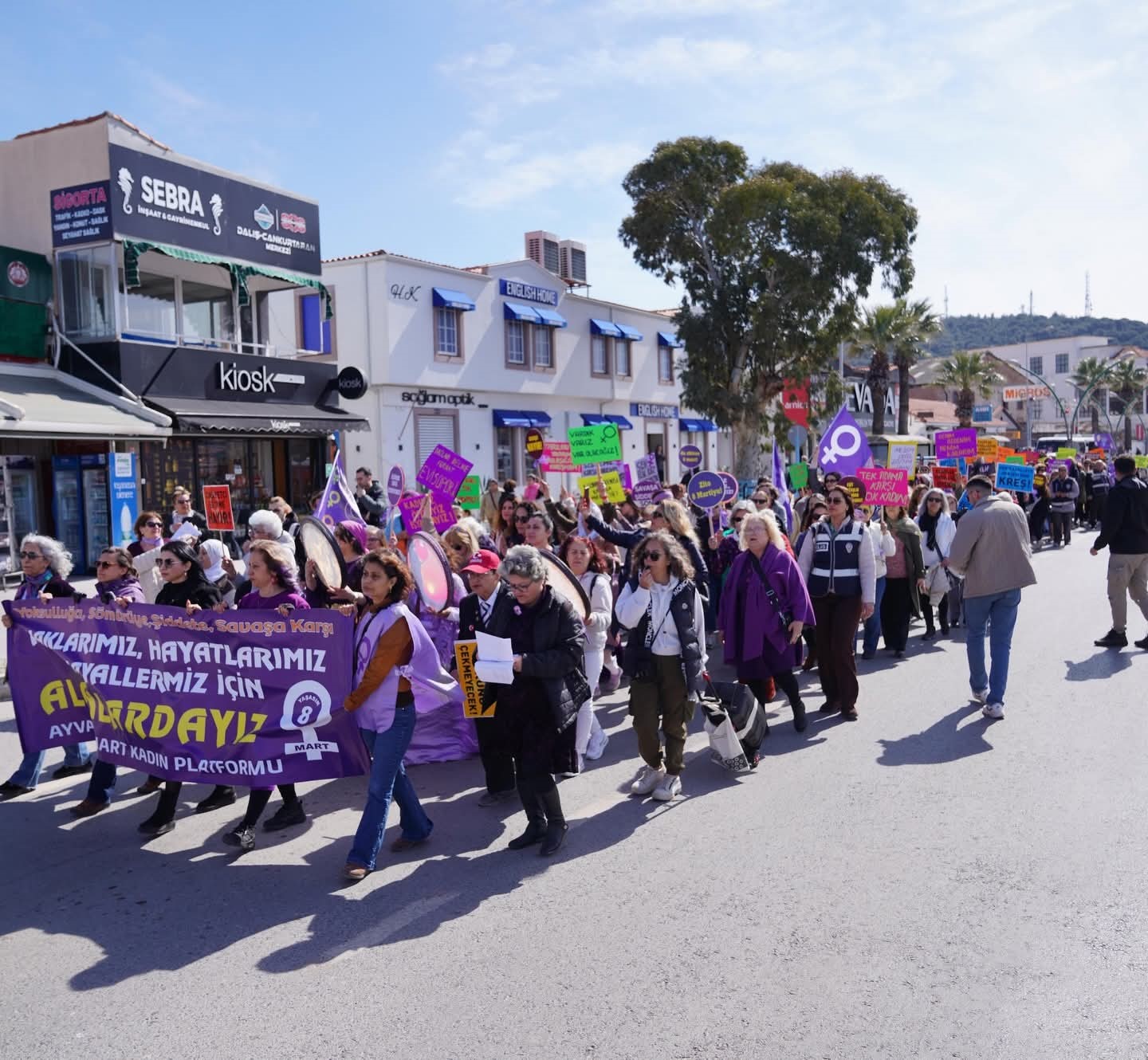 Ayvalık’ta 8 Mart yürüyüşüne yoğun katılım
