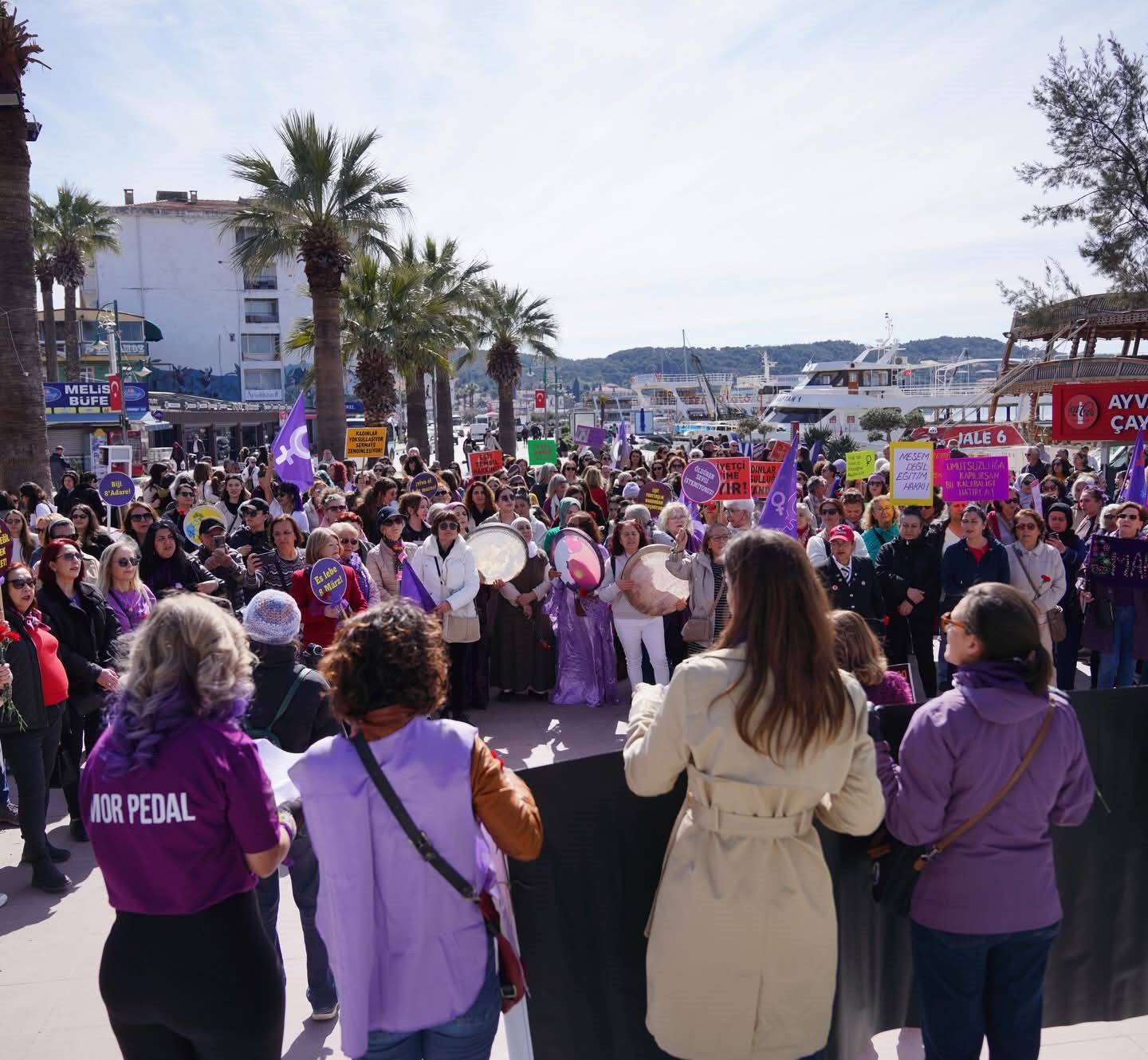 Ayvalık’ta 8 Mart yürüyüşüne yoğun katılım

