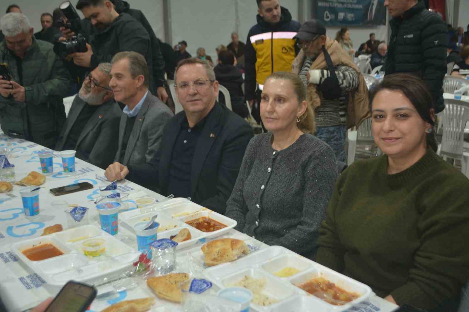Ayvalık’ta Büyükşehir Belediyesi’nden dev iftar
