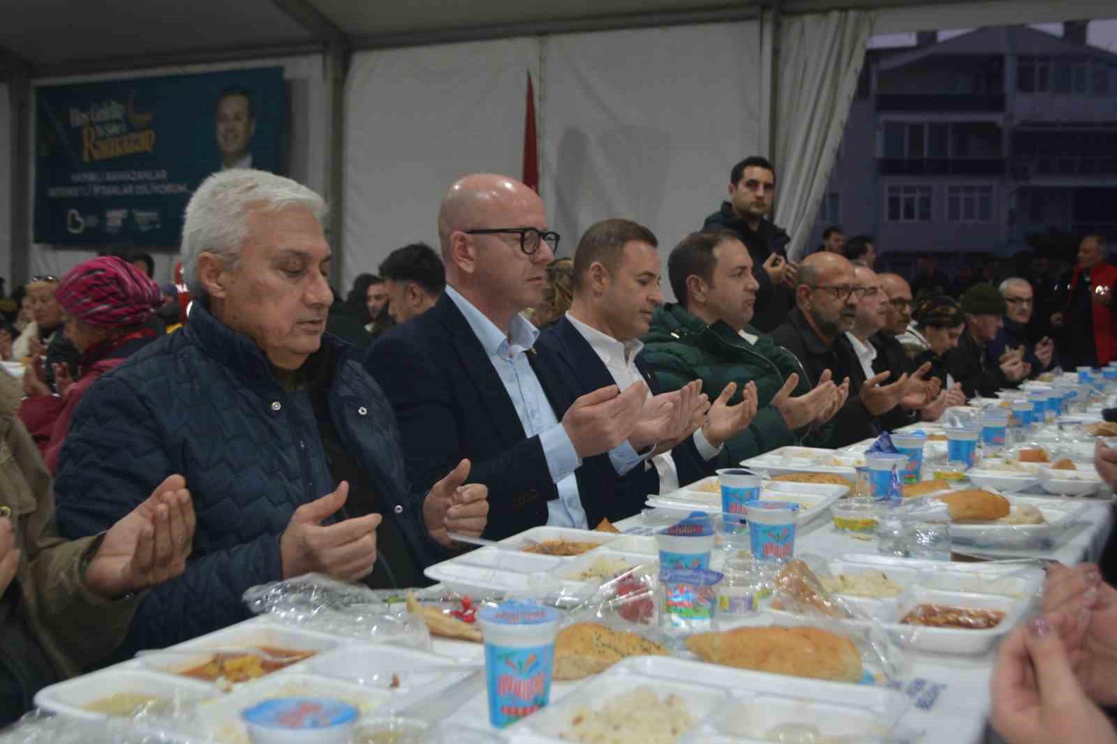 Ayvalık’ta Büyükşehir Belediyesi’nden dev iftar
