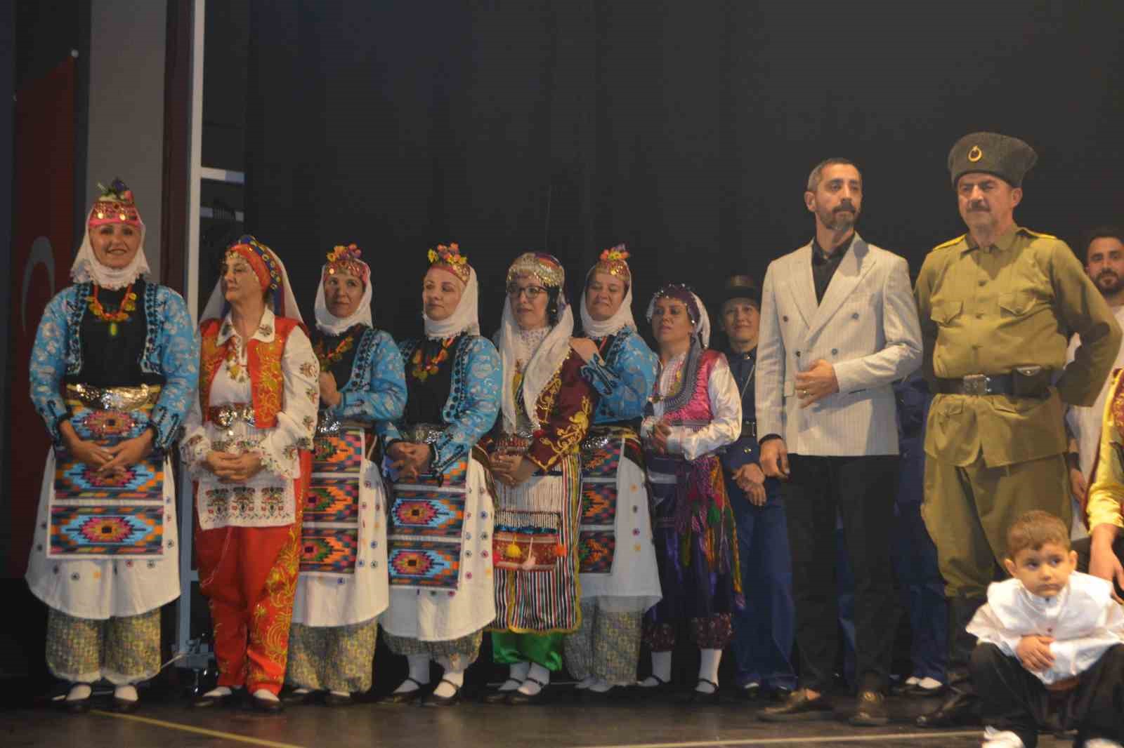 Ayvalık’ta Çanakkale destanı halk danslarıyla yaşatıldı
