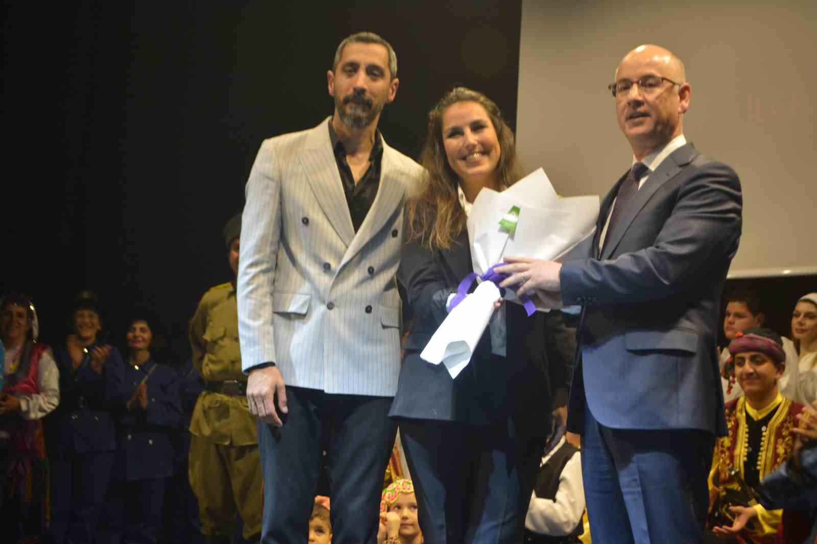 Ayvalık’ta Çanakkale destanı halk danslarıyla yaşatıldı
