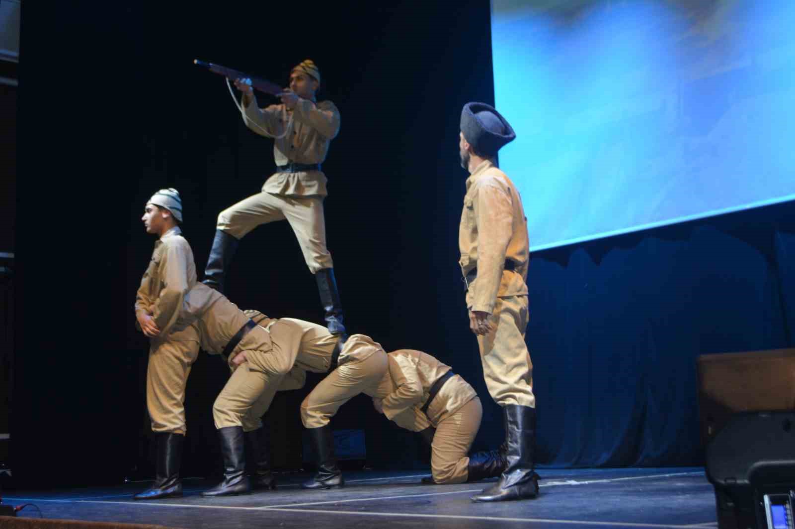 Ayvalık’ta Çanakkale destanı halk danslarıyla yaşatıldı
