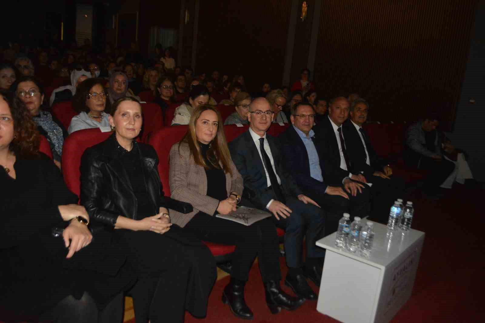 Ayvalık’ta Çanakkale destanı halk danslarıyla yaşatıldı
