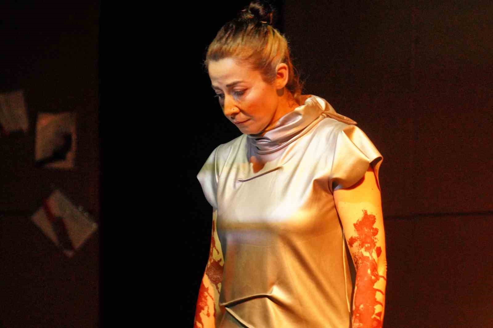 Ayvalık’ta Dünya Tiyatro Günü’nde "Müdahil" sahnelendi
