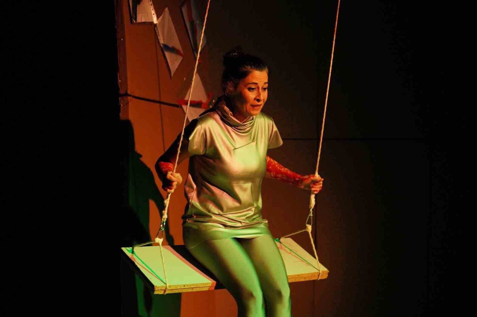 Ayvalık’ta Dünya Tiyatro Günü’nde "Müdahil" sahnelendi
