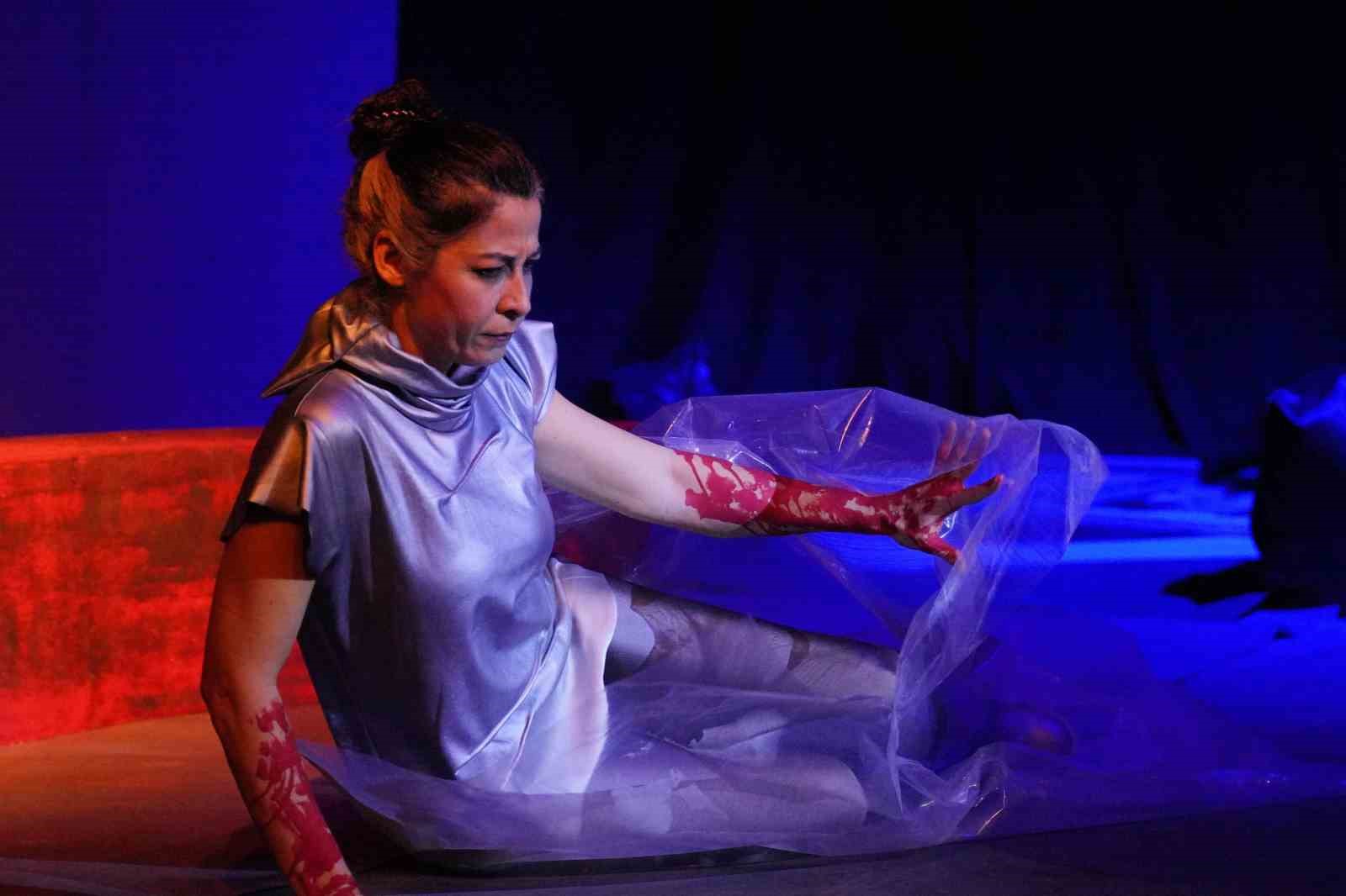 Ayvalık’ta Dünya Tiyatro Günü’nde "Müdahil" sahnelendi
