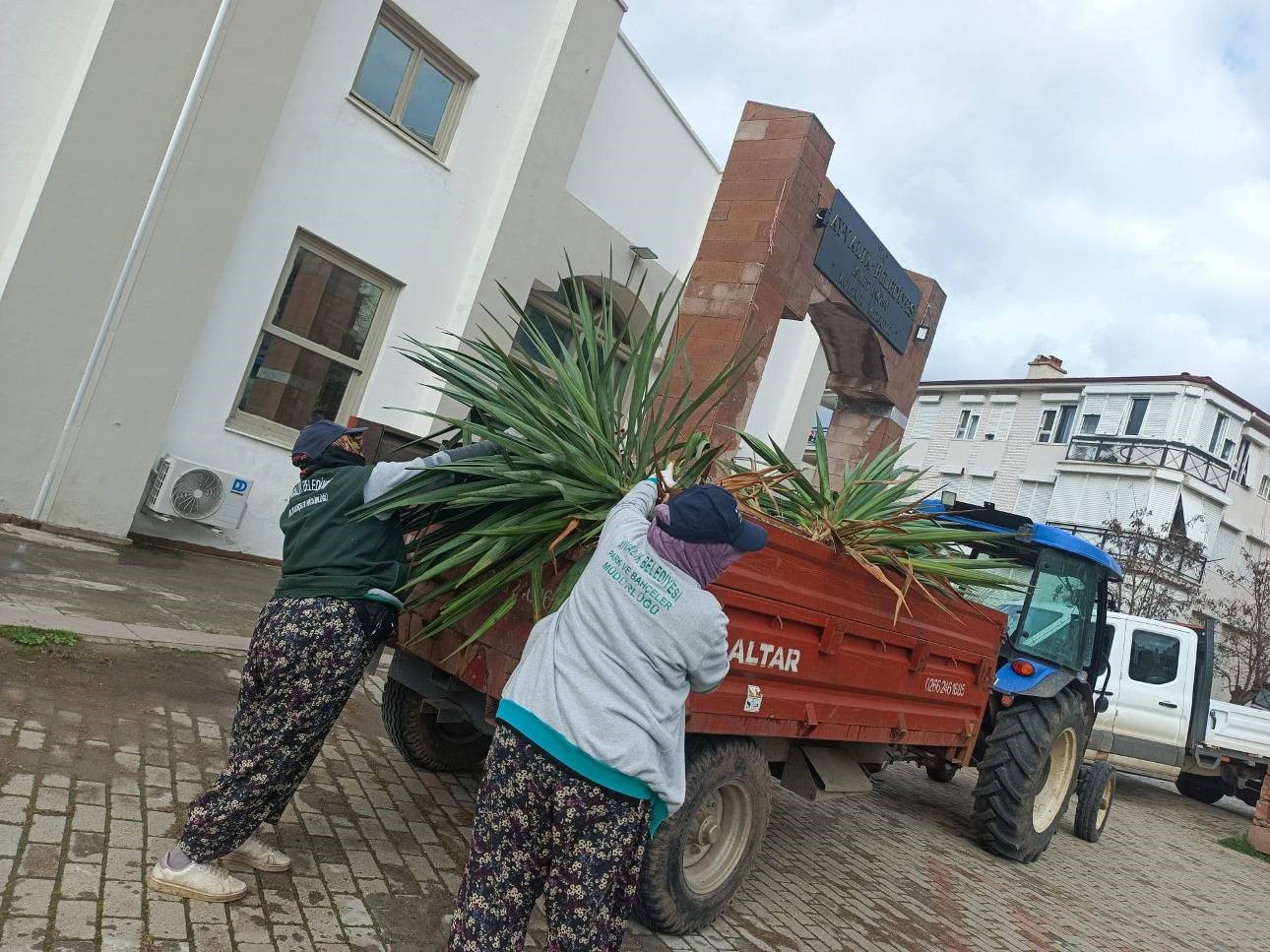 Ayvalık’ta ekipler yaz kış demeden 7/24 sahada
