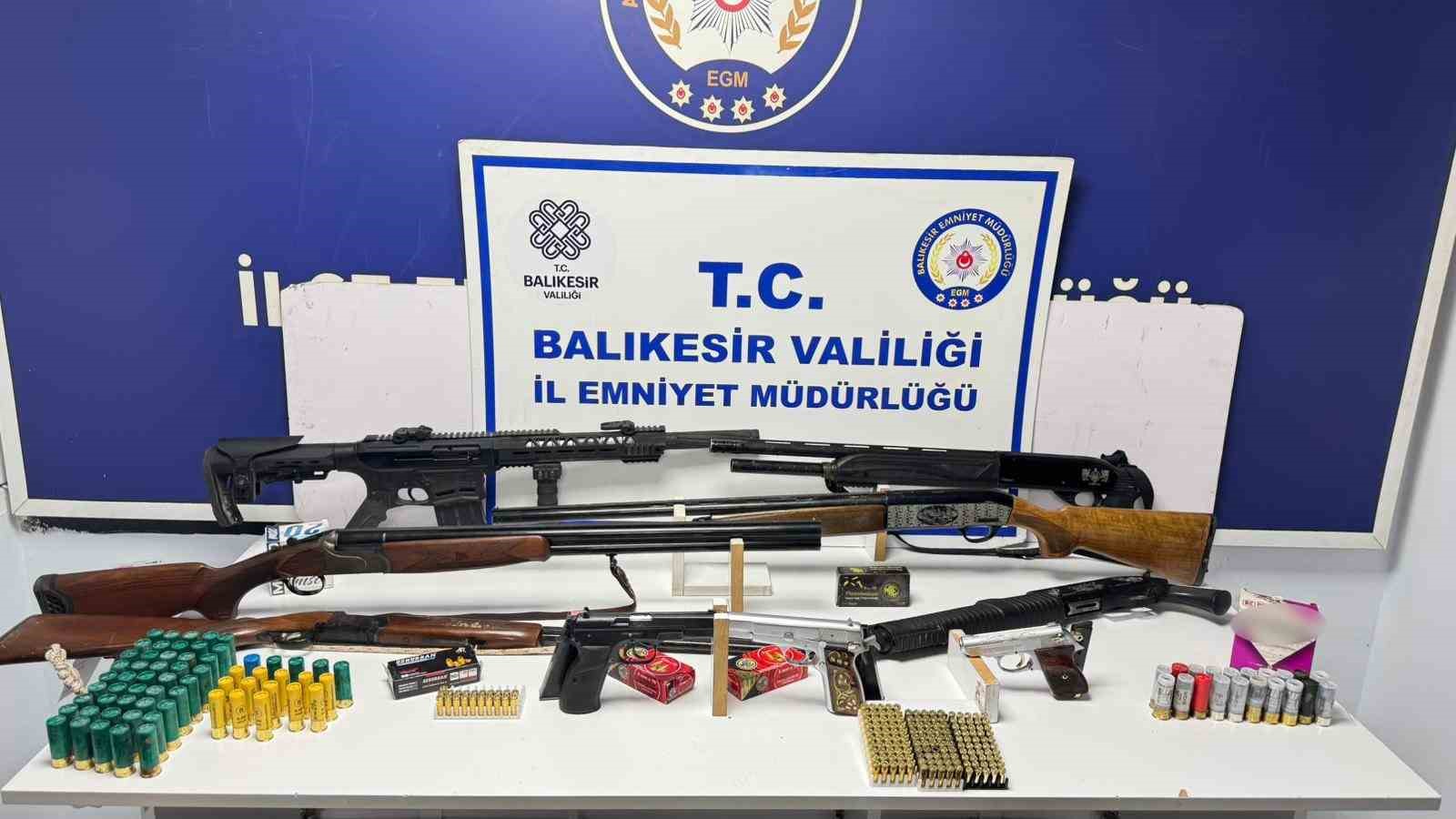 Ayvalık’ta eş zamanlı operasyon: Ruhsatsız silah ve uyuşturucu ele geçirildi
