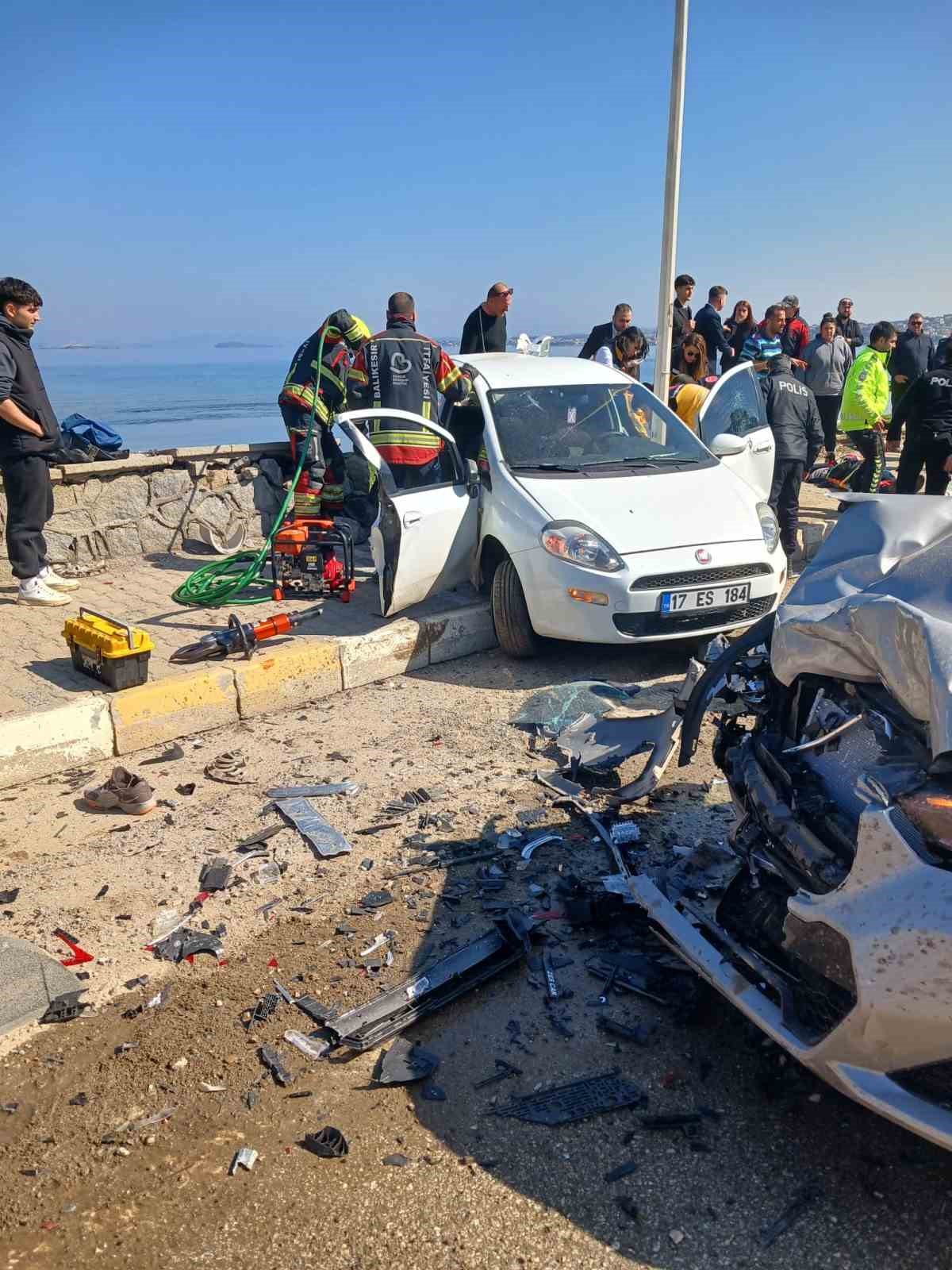 Ayvalık’ta iki araç çarpıştı 2’si ağır 6 kişi yaralandı
