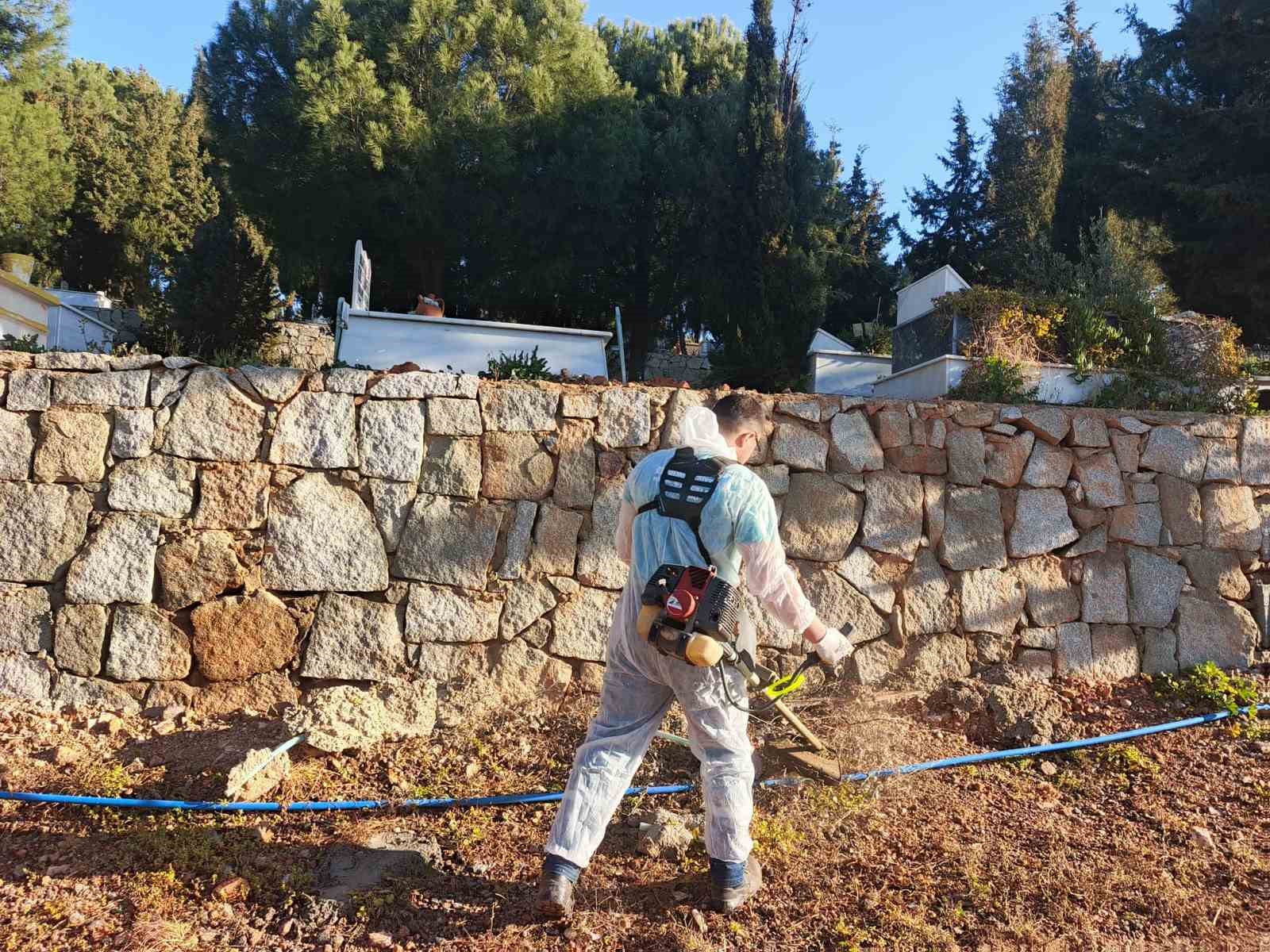 Ayvalık’ta kabristanlar bayram ziyaretine hazır
