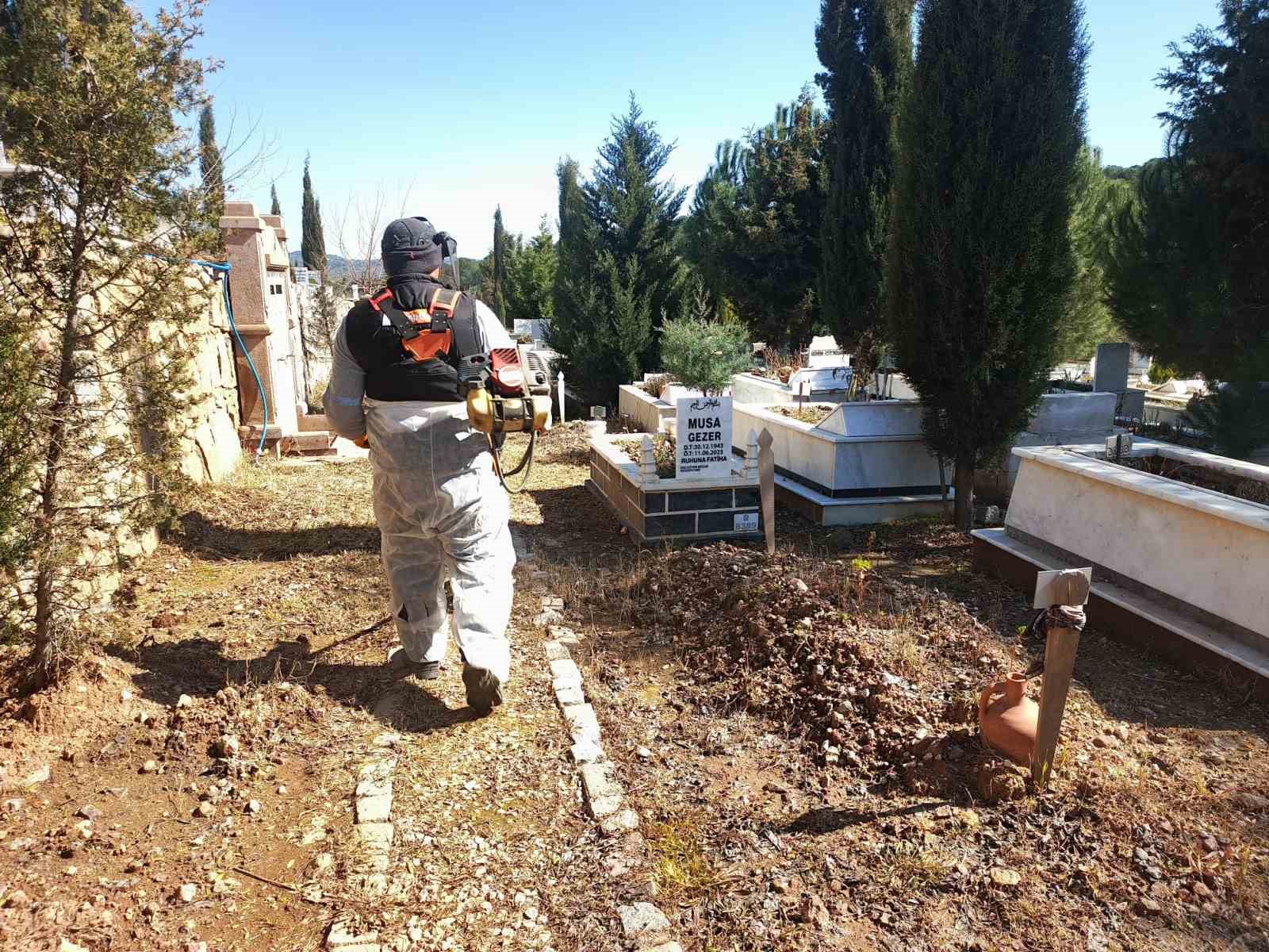 Ayvalık’ta kabristanlar bayram ziyaretine hazır
