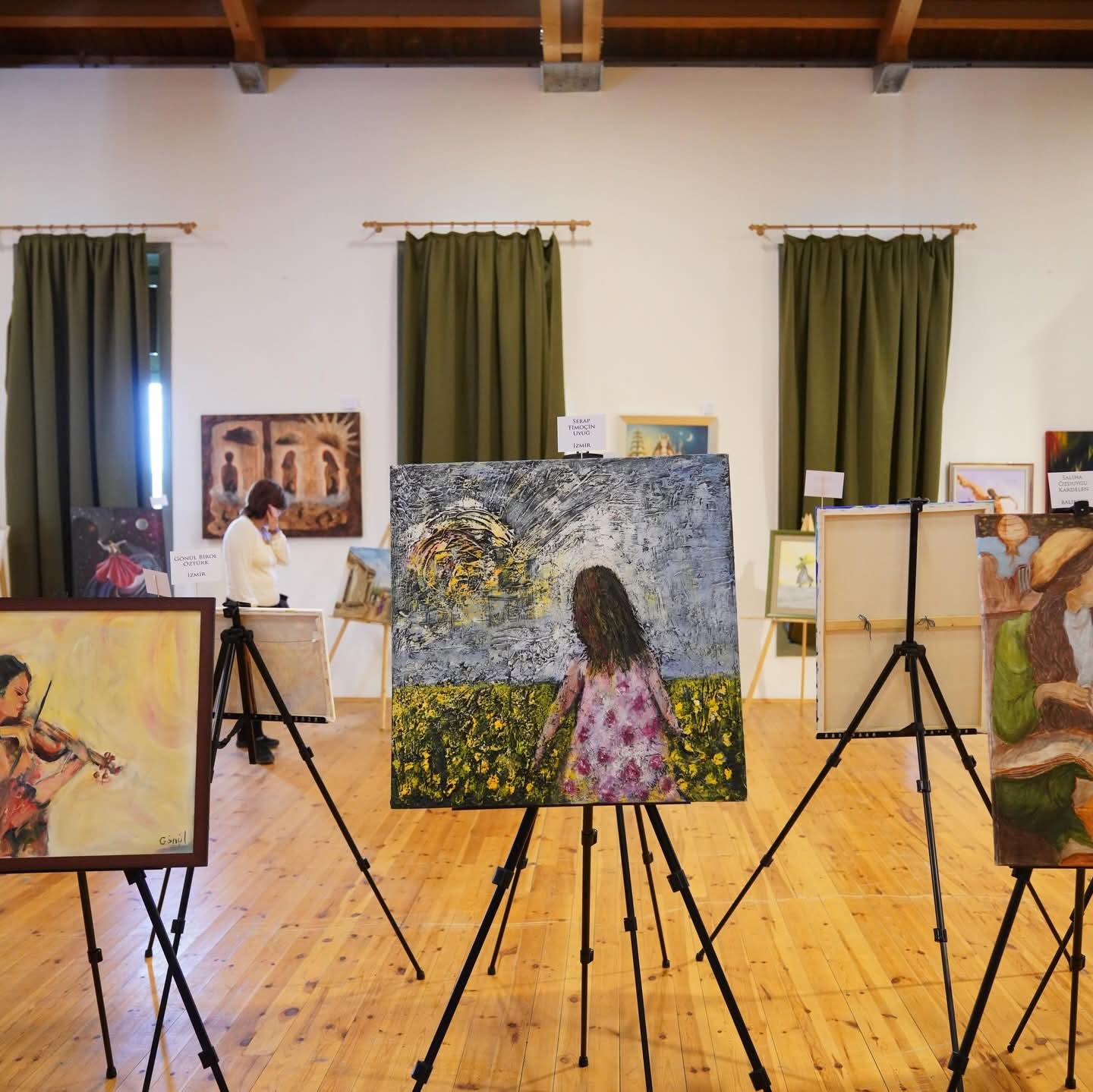 Ayvalık’ta "Kadın gözüyle bir renkte direnç" sergisi açıldı
