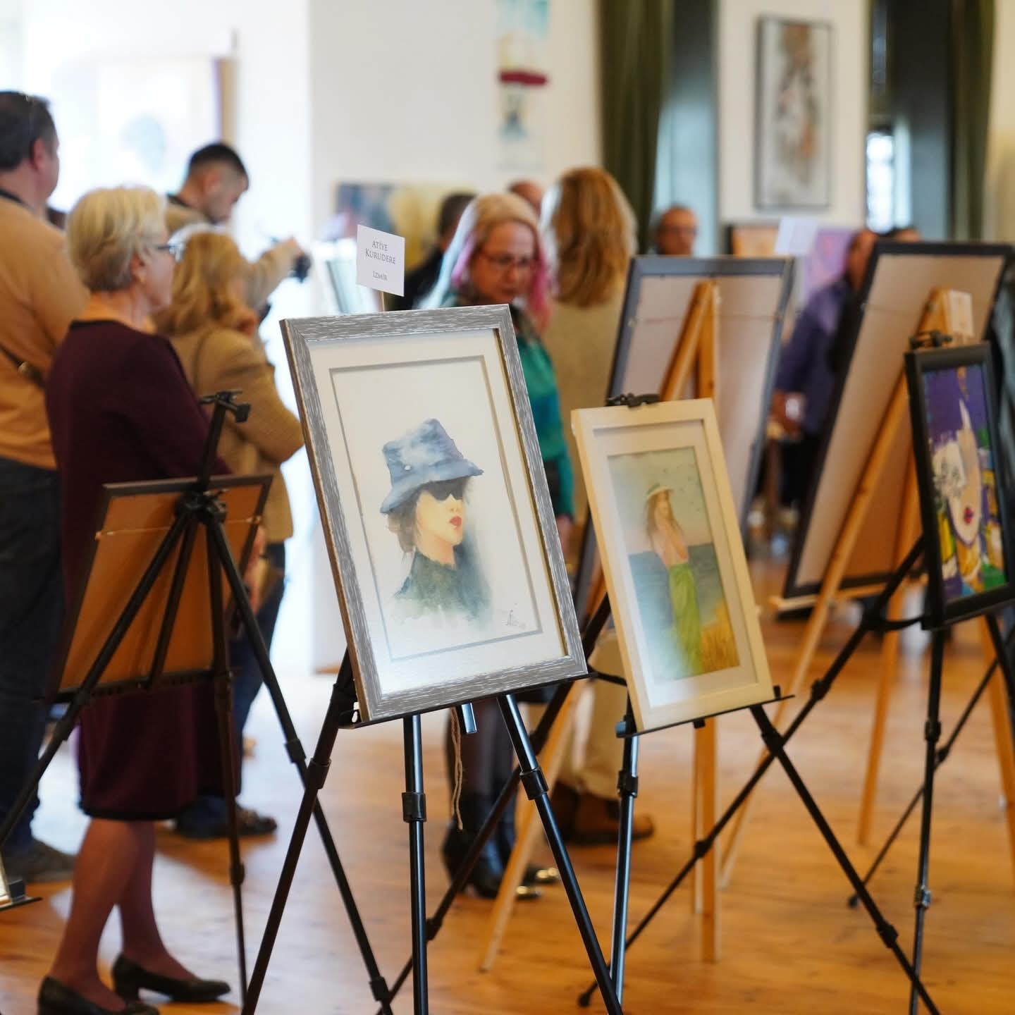 Ayvalık’ta "Kadın gözüyle bir renkte direnç" sergisi açıldı
