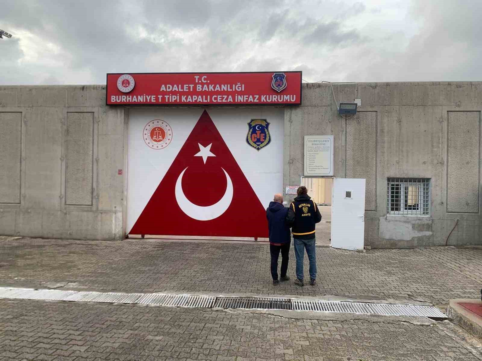 Ayvalık’ta kendisini Emniyet Müdürü olarak tanıtan şahsa operasyon
