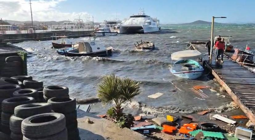 Ayvalık’ta kuvvetli fırtına tekneleri batırdı

