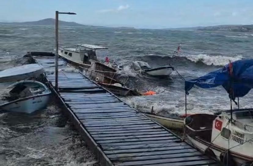Ayvalık’ta kuvvetli fırtına tekneleri batırdı
