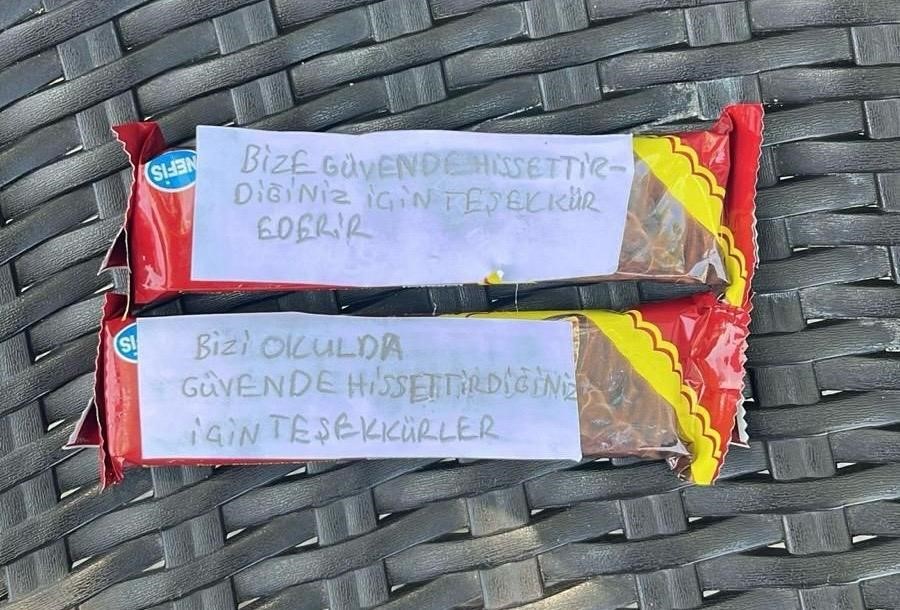 Ayvalık’ta minik öğrencilerden polis amcalarına içten teşekkür
