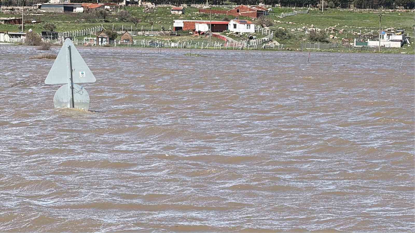 Ayvalık‘ta yağış hayatı olumsuz etkiledi
