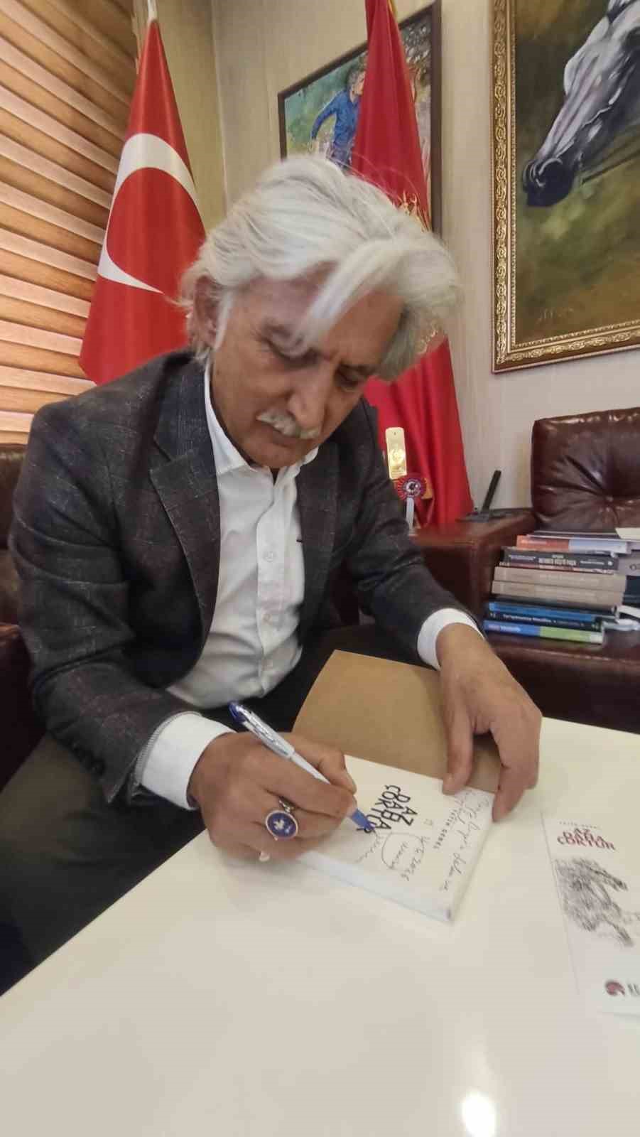 "Az daha çoktur" ile 10 yıllık birikimini sayfalara taşıdı
