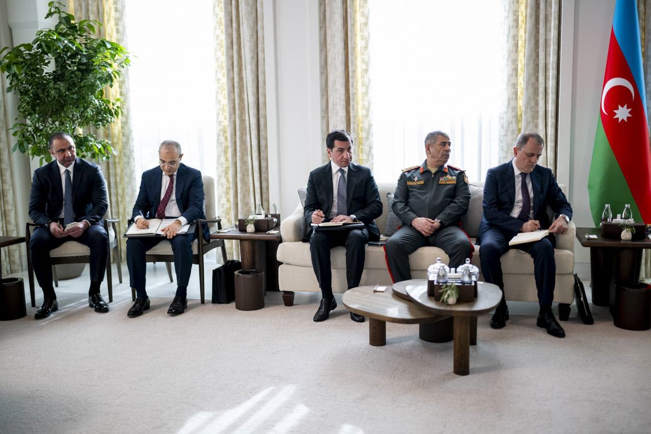 Azerbaycan Cumhurbaşkanı Aliyev, BAE Devlet Başkanı Nahyan ile bir araya geldi
