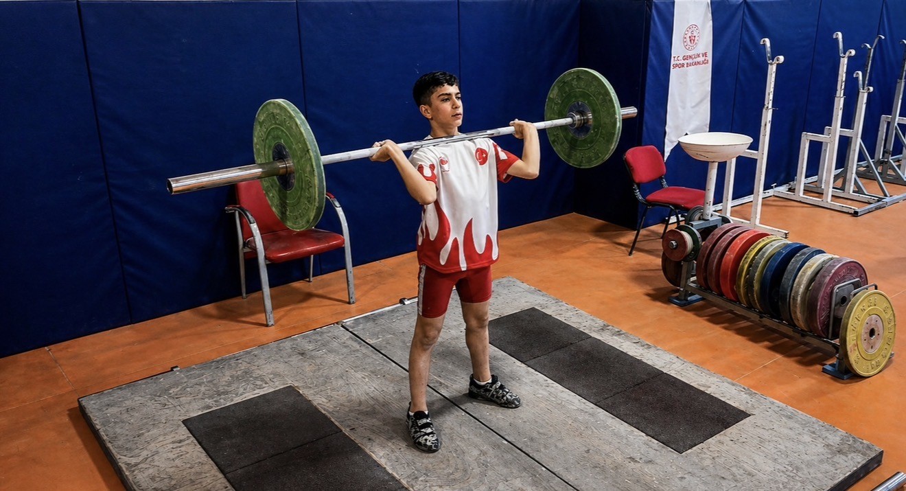 Azimle başladığı halterde 12 yaşında Türkiye şampiyonluğuna ulaştı
