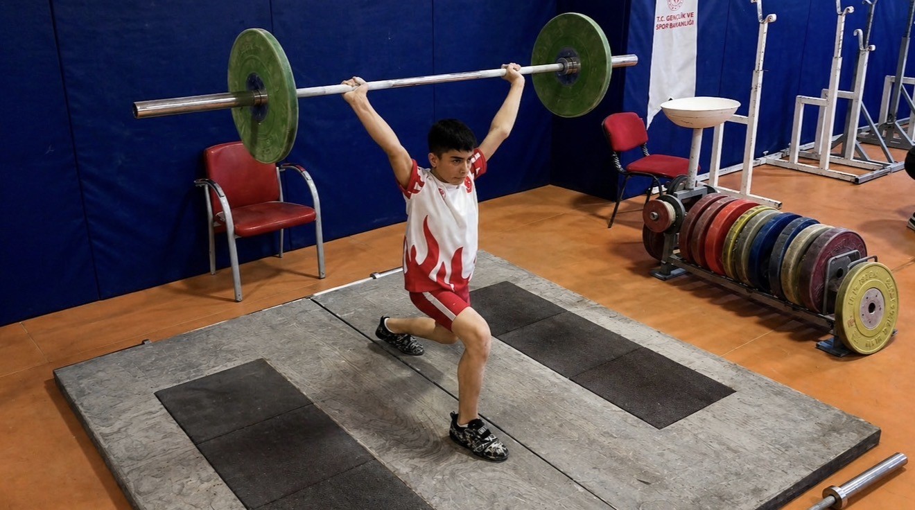 Azimle başladığı halterde 12 yaşında Türkiye şampiyonluğuna ulaştı
