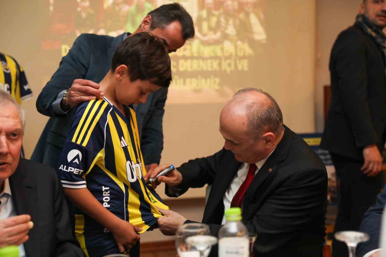 Aziz Yıldırım iftarını Düzce Fenerbahçeliler ile yaptı
