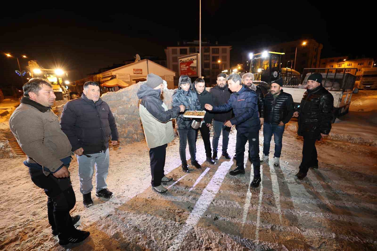 Aziziye’nin karla mücadele timlerine gece yarısı sürprizi

