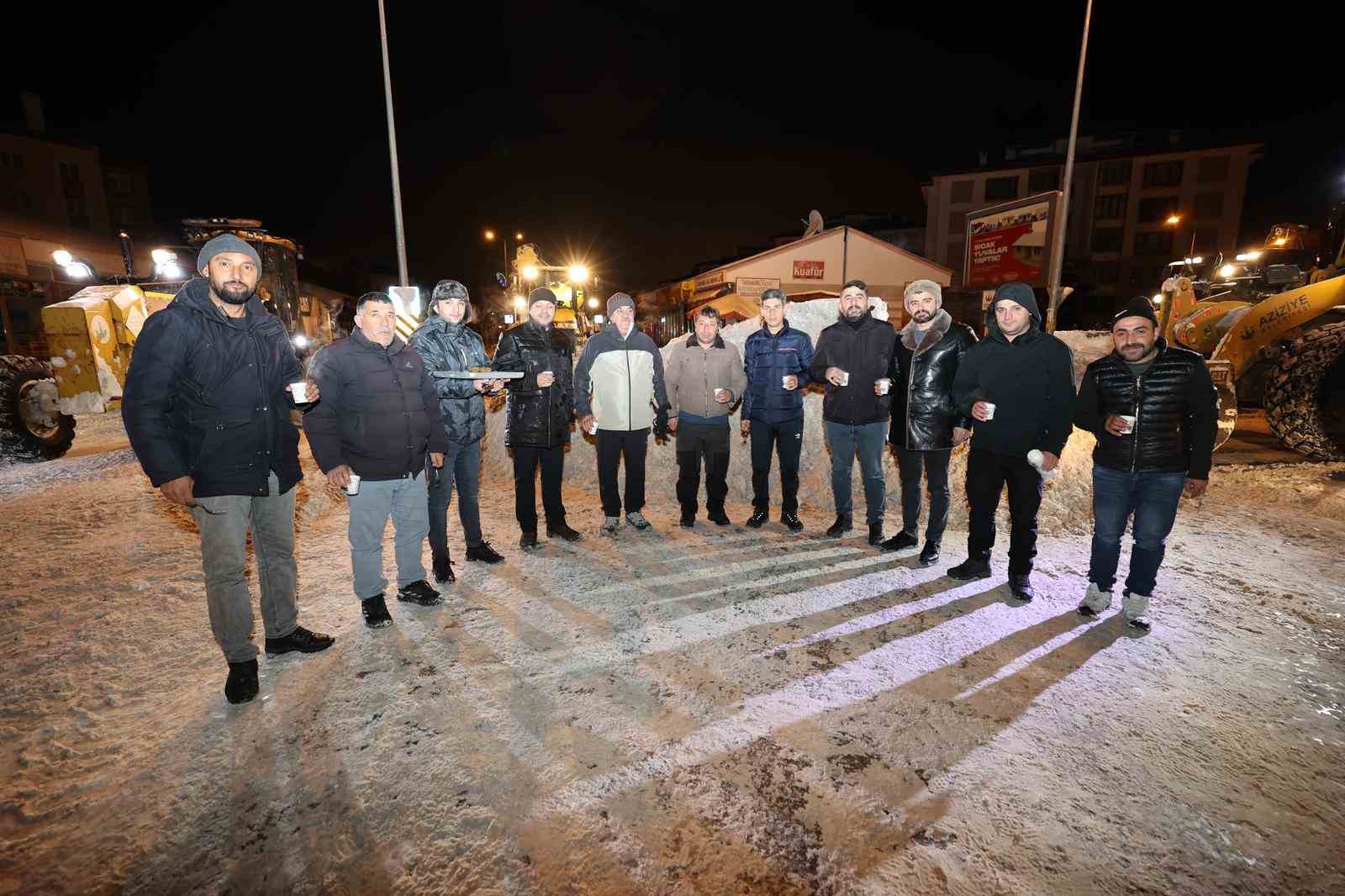 Aziziye’nin karla mücadele timlerine gece yarısı sürprizi
