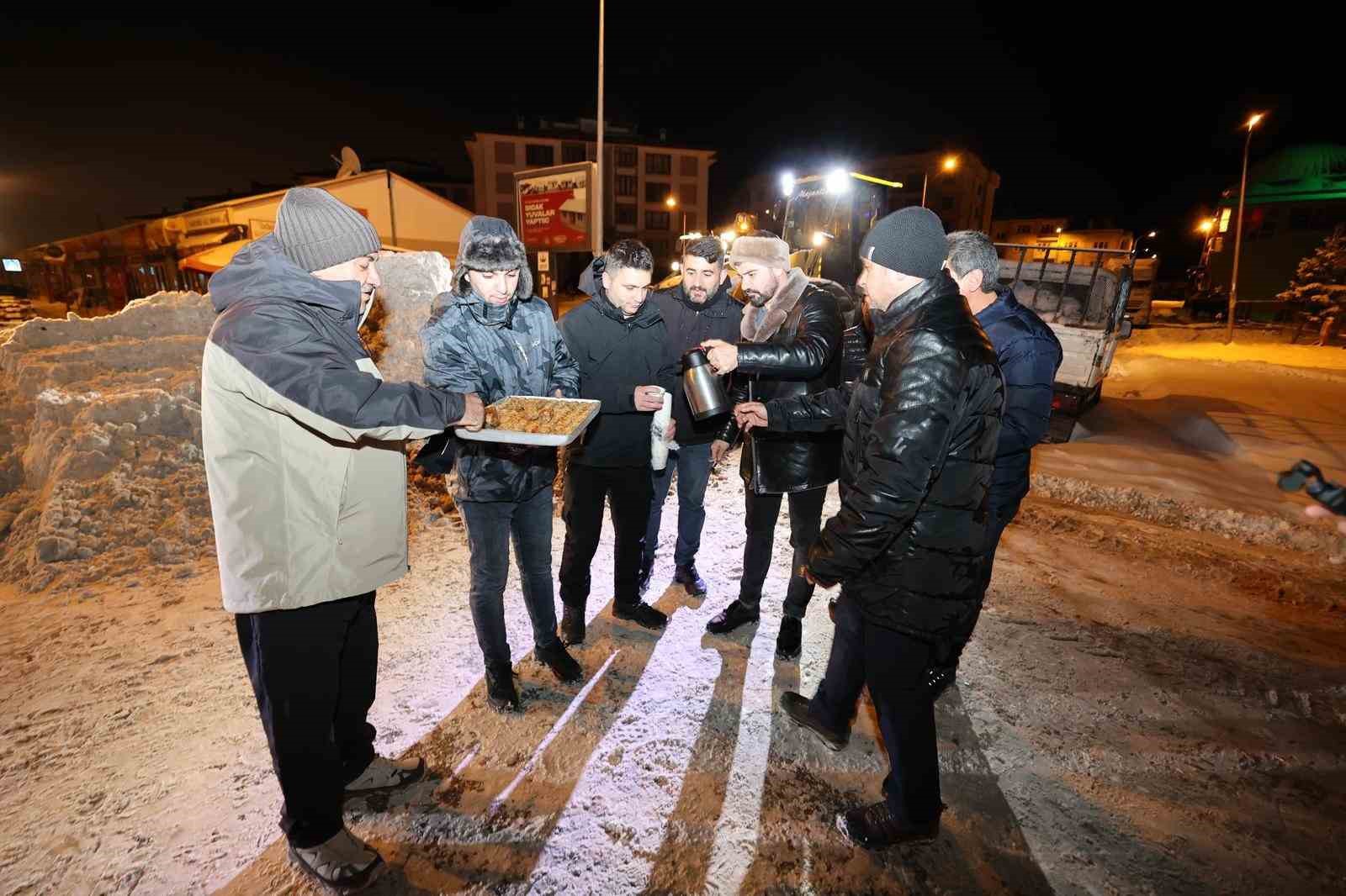 Aziziye’nin karla mücadele timlerine gece yarısı sürprizi
