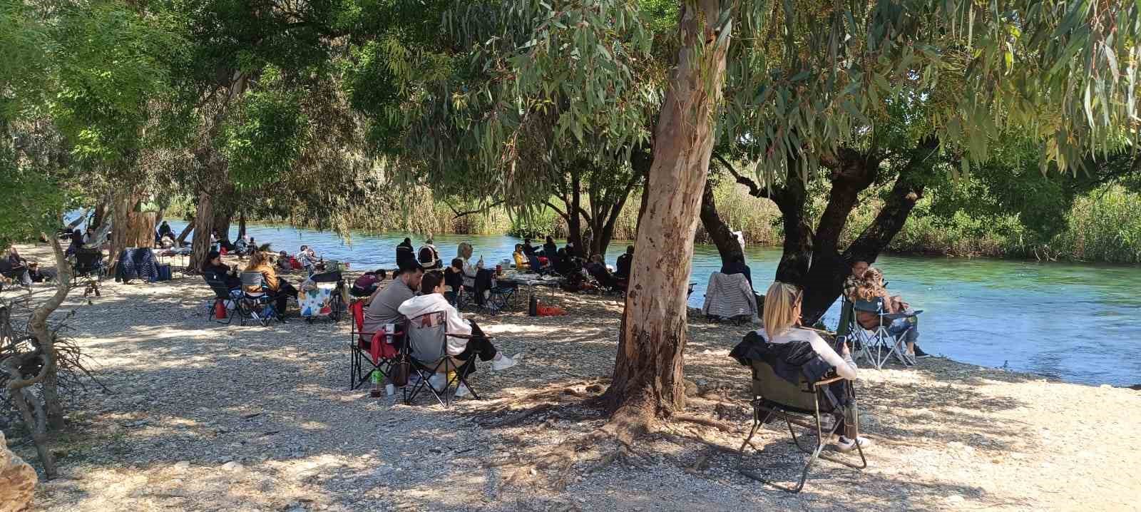 Azmak Nehri’nde tekne yoğunluğu
