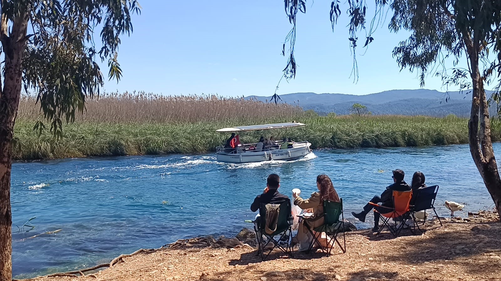 Azmak Nehri’nde tekne yoğunluğu

