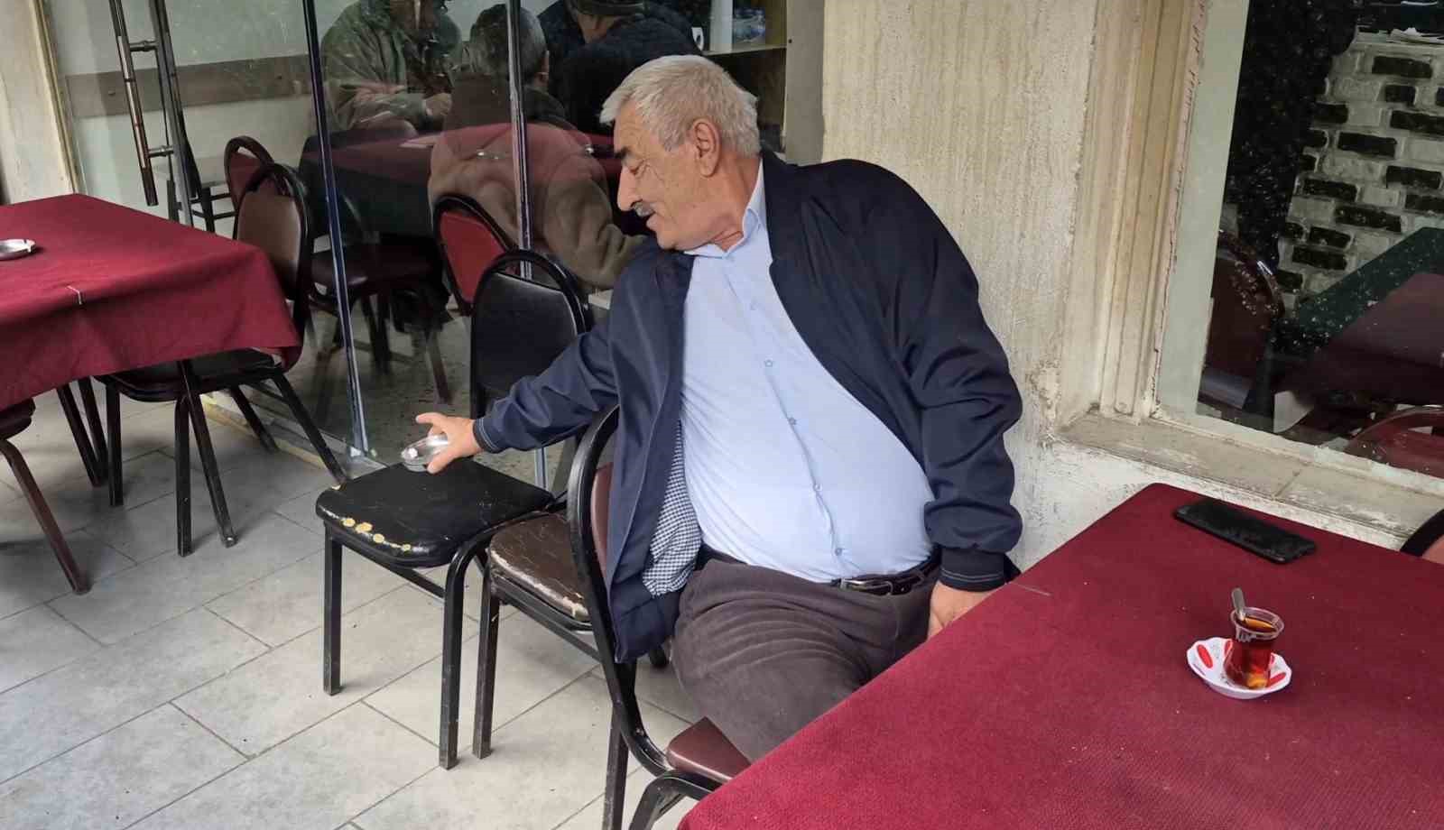 Azmetti, 40 yıl içtiği sigarayı 1 haftada bıraktı
Azmetti, 40 yıl içtiği sigarayı 1 haftada bıraktı