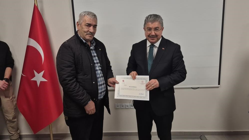 Azmetti, 40 yıl içtiği sigarayı 1 haftada bıraktı
Azmetti, 40 yıl içtiği sigarayı 1 haftada bıraktı