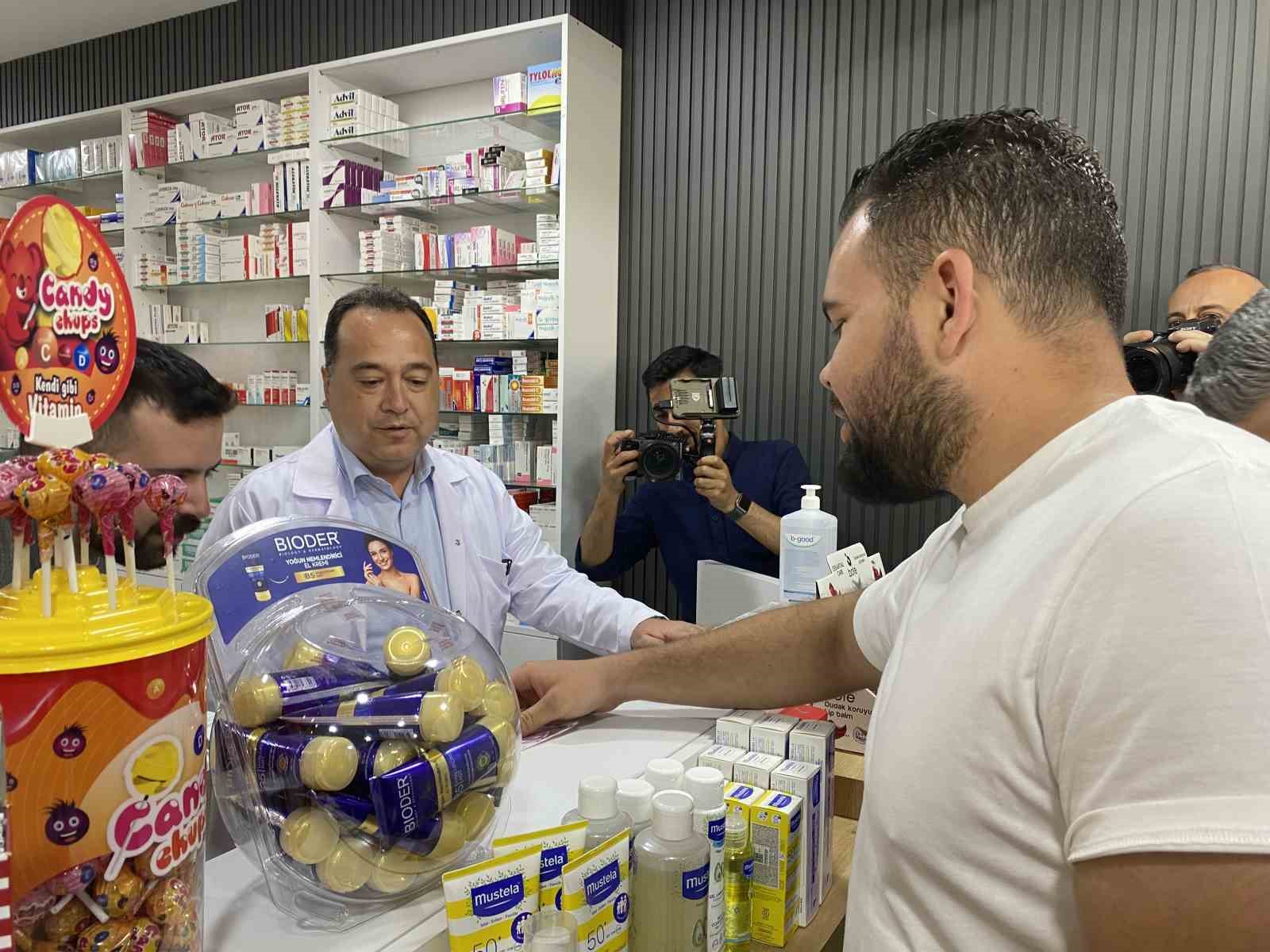 Baba-oğul açılışta gözyaşlarını tutamadı
