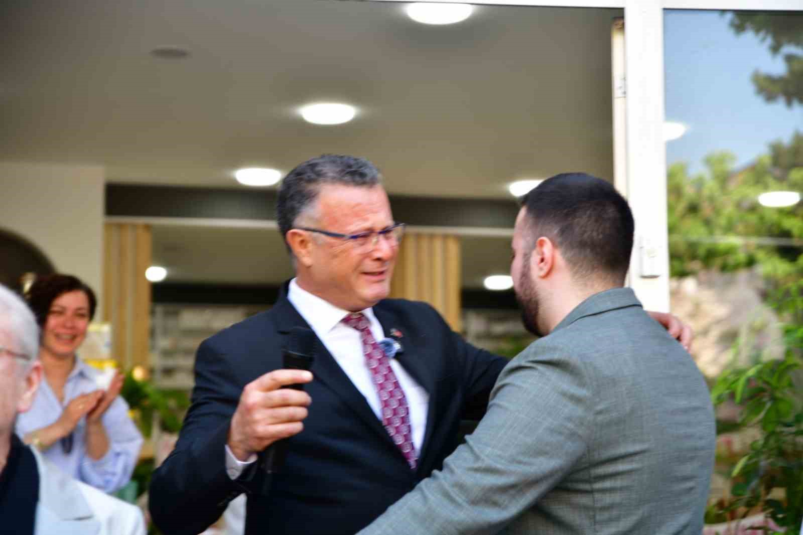 Baba-oğul açılışta gözyaşlarını tutamadı
