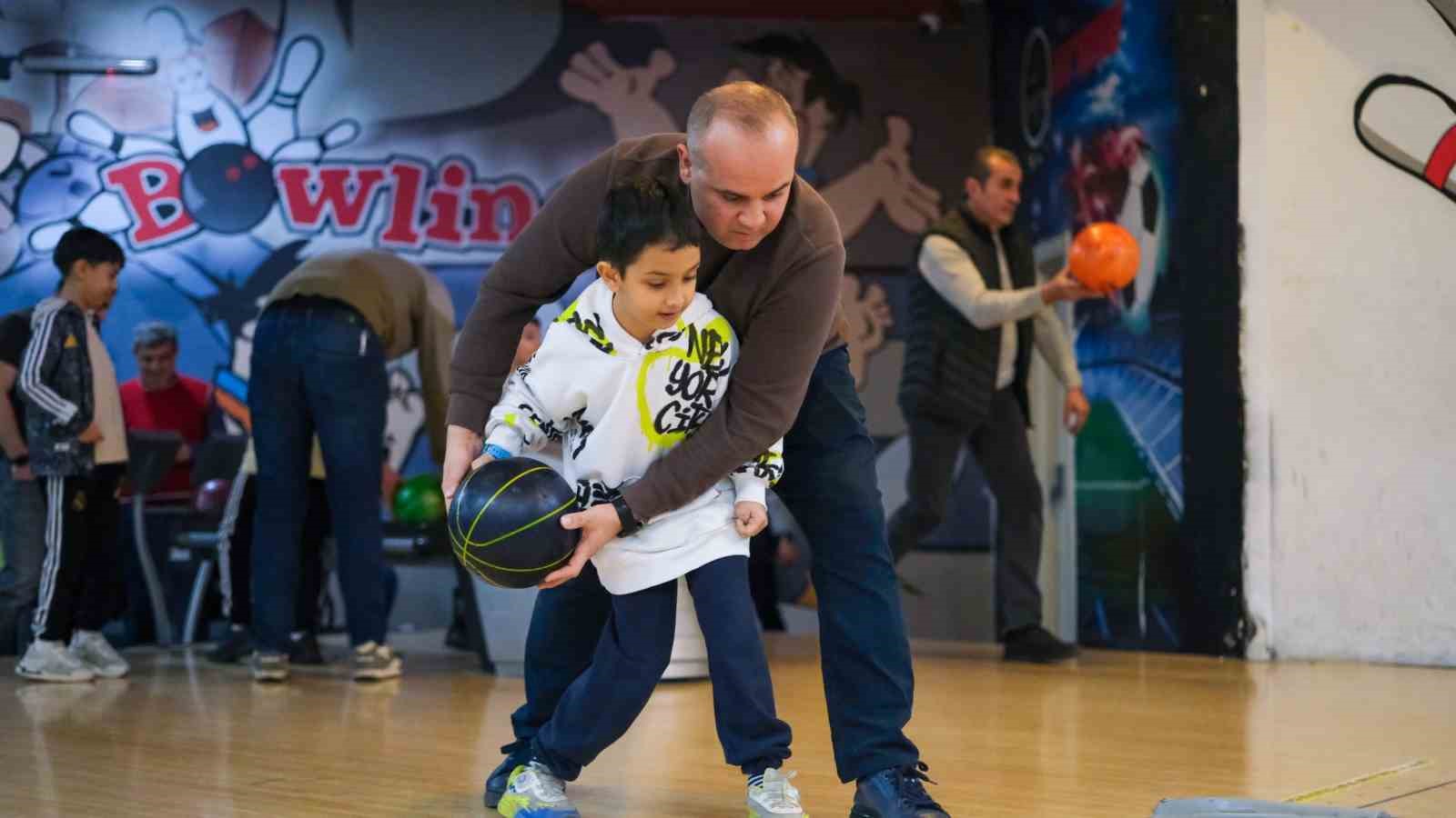 Baba oğul bowling turnuvası renkli anlara sahne oldu
